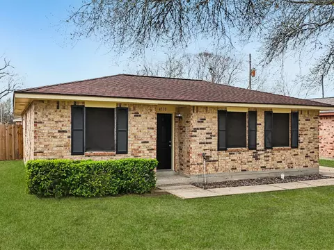 4710 Pine St, Seabrook, TX 77586