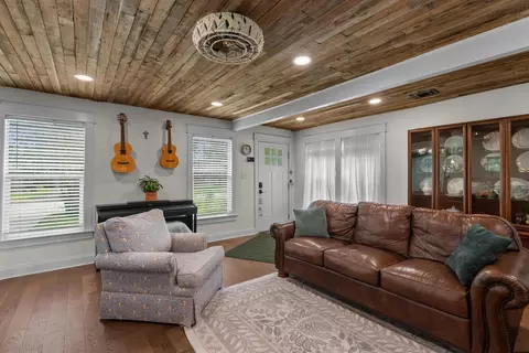 4825 Kingfisher Dr, Houston, TX 77035