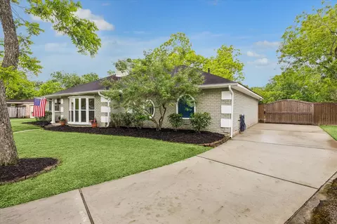 12 Earlham Dr, Friendswood, TX 77546