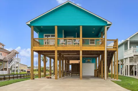 923 Tidelands Dr, Crystal Beach, TX 77650