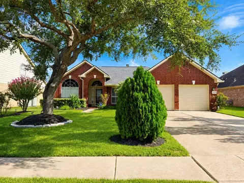 1810 Quiet Hollow Dr, Fresno, TX 77545