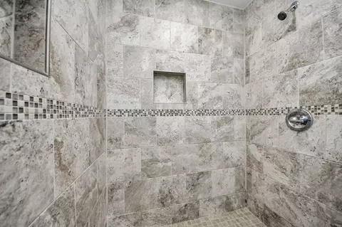 Bath - 2212 Raspberry Ln, Pasadena, TX 77502 photo 4 of 6