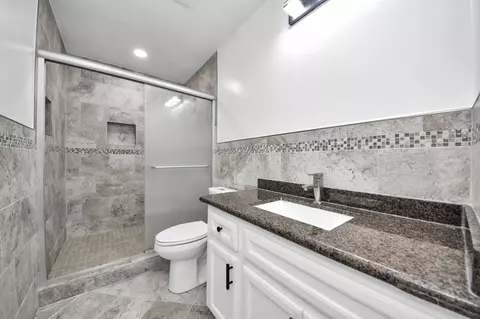 Bath - 2212 Raspberry Ln, Pasadena, TX 77502 photo 6 of 6