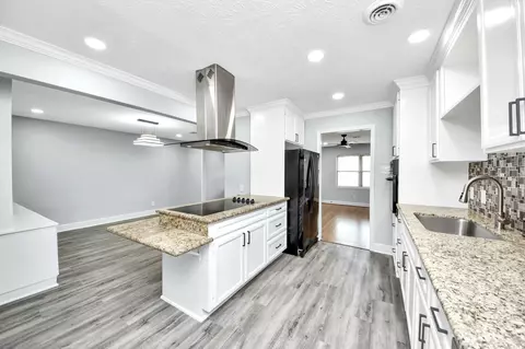 Kitchen - 2212 Raspberry Ln, Pasadena, TX 77502 photo 2 of 7
