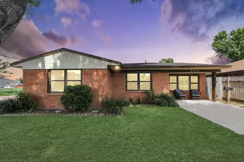 Exterior - 2212 Raspberry Ln, Pasadena, TX 77502 photo 2 of 10