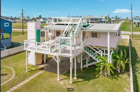 922 Seashell Dr, Freeport, TX 77541