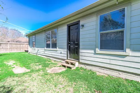 Exterior - 220 Kellyn Ct, Conroe, TX 77306 photo 2 of 6