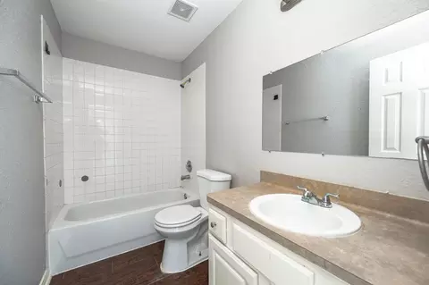 Bath - 220 Kellyn Ct, Conroe, TX 77306 photo 3 of 3
