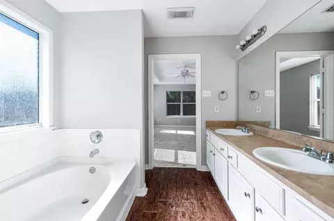 Bath - 220 Kellyn Ct, Conroe, TX 77306 photo 2 of 3