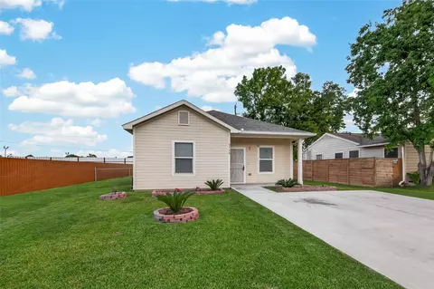5726 Southwind St, Houston, TX 77033