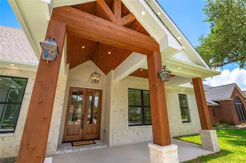 2263 Lakewood Dr, West Columbia, TX 77486