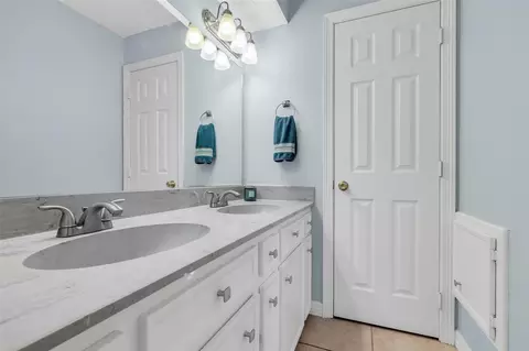 Bath - 24102 Northcrest Dr, Spring, TX 77389 photo 3 of 3