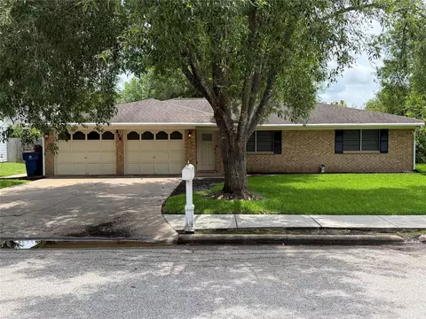 416 E Myrtle St, Angleton, TX 77515