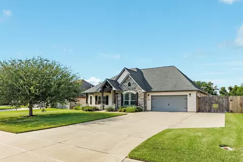 232 Creekside Ln, Lake Jackson, TX 77566