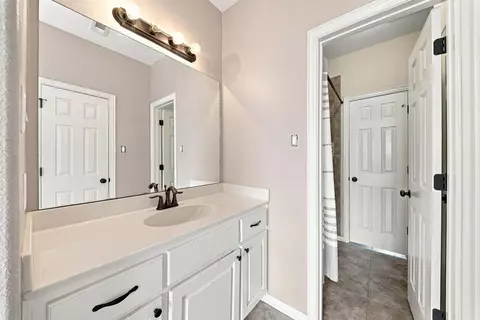 Bath - 16104 Mcqueen Rd, Conroe, TX 77302 photo 3 of 3