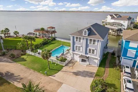 426 Sunset Cir, Tiki Island, TX 77554