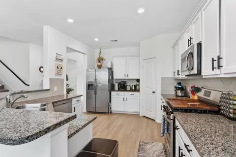 Kitchen - 2832 Mistygate Ct, Conroe, TX 77301 photo 2 of 4