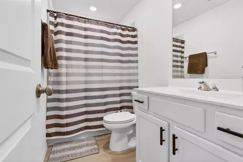 Bath - 2832 Mistygate Ct, Conroe, TX 77301 photo 3 of 4