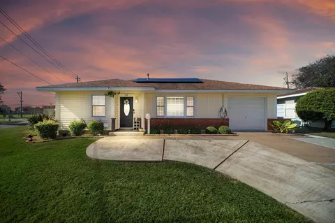 28 Manor Way, Galveston, TX 77550