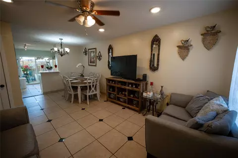 1220 Shadowdale Dr #8, Houston, TX 77043