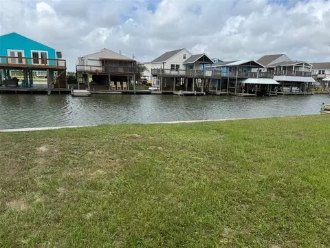 1193 Bay St, Crystal Beach, TX 77650