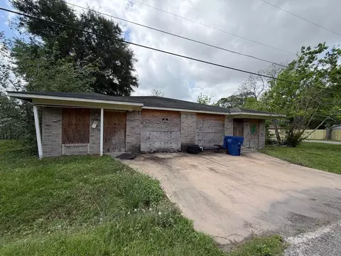 1300 Lois St, Bay City, TX 77414