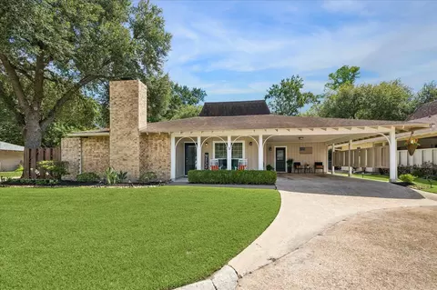 1 Champions Colony E, Houston, TX 77069