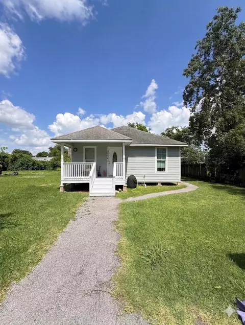 311 S 3rd St, Highlands, TX 77562