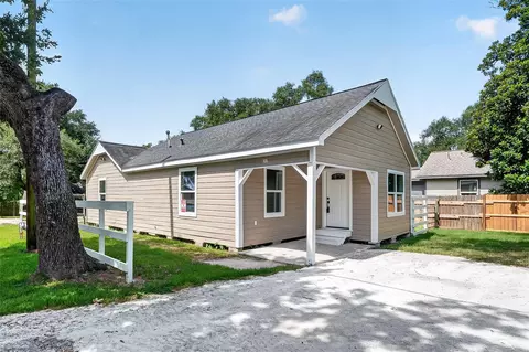 106 S 9th St, Highlands, TX 77562