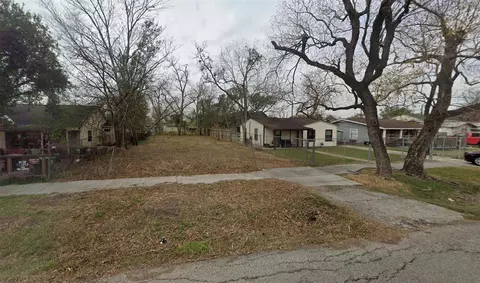 242 Woolworth St, Houston, TX 77020