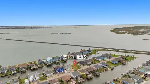 1251 Sailfish St, Bayou Vista, TX 77563