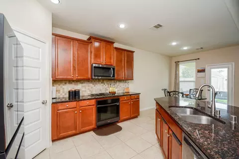 Kitchen - 7046 Sliding Rock Cir, Spring, TX 77379 photo 4 of 5
