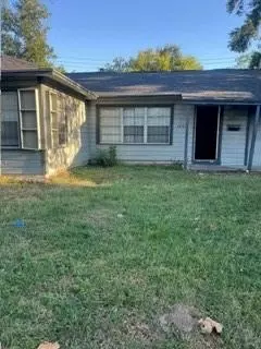 5862 Southurst St, Houston, TX 77033