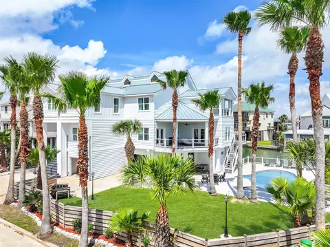 1614 Castaway St, Tiki Island, TX 77554