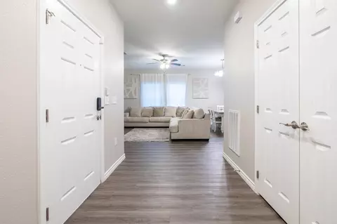 Entry Way - 2011 Nottingham St, Pasadena, TX 77502 photo 5 of 5