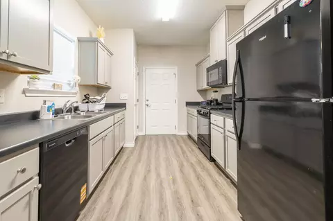 Entry Way - 2011 Nottingham St, Pasadena, TX 77502 photo 3 of 5