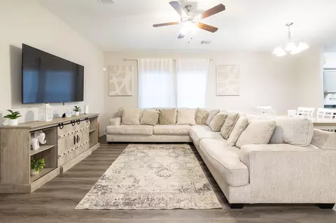Living - 2011 Nottingham St, Pasadena, TX 77502 photo 2 of 2