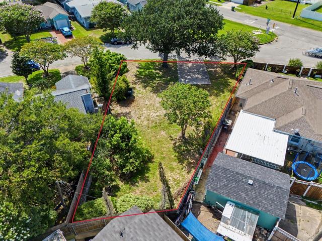 1908 Neumann Dr, Galveston, TX 77551