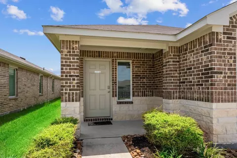 Exterior - 24219 Oriole Summit Dr, Spring, TX 77373 photo 4 of 7