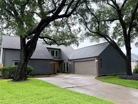 1315 Warwickshire Dr, Houston, TX 77077