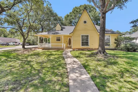 10 Brewster St, Conroe, TX 77301