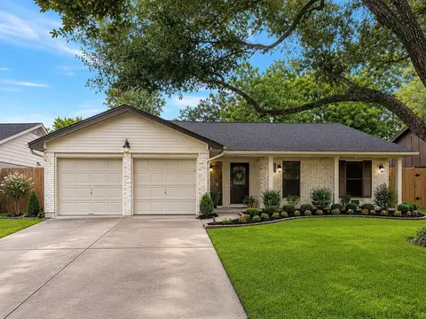 807 Kirkwood Dr, Stafford, TX 77477