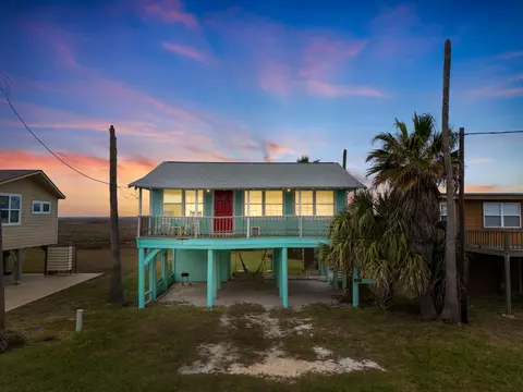 575 Beachfront Dr, Matagorda, TX 77457