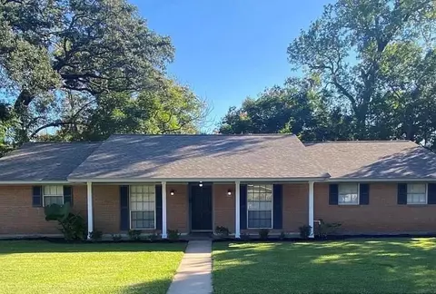 102 Mulberry St, Lake Jackson, TX 77566