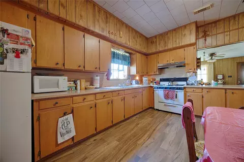 602 E Post Office St, Weimar, TX 78962 photo 9