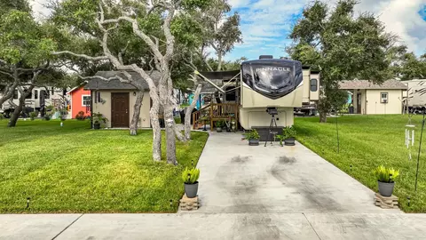 1406 W Corpus Christi St, Rockport, TX 78382