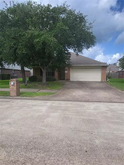 8315 Tarragon Ln E, Baytown, TX 77521