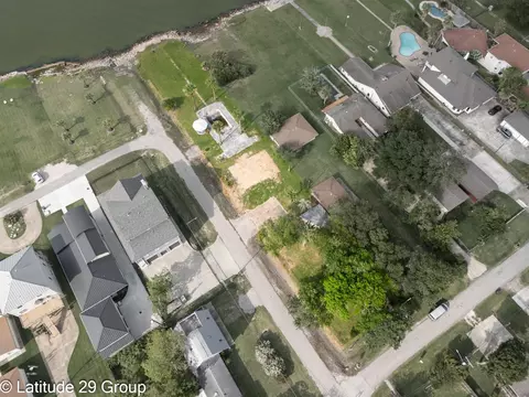 2588 Cliff Dr, Dickinson, TX 77539