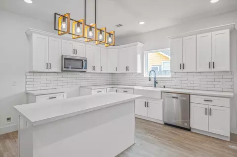 Kitchen - 2015 Brackenridge St #A, Houston, TX 77026 photo 1 of 1