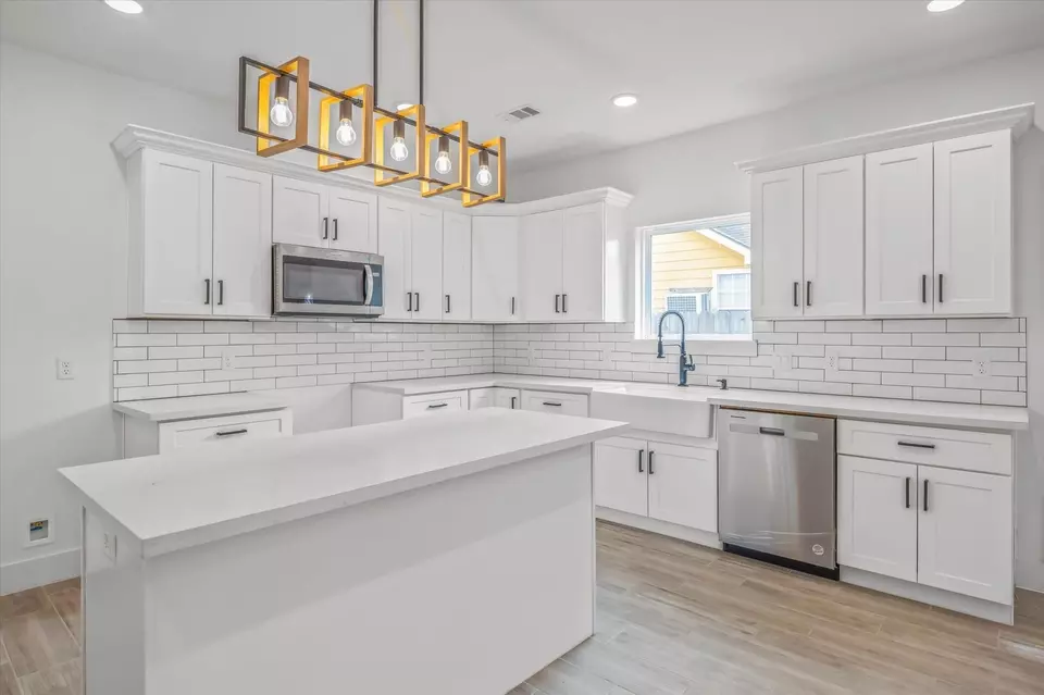 Kitchen - 2015 Brackenridge St #A, Houston, TX 77026 photo 1 of 1